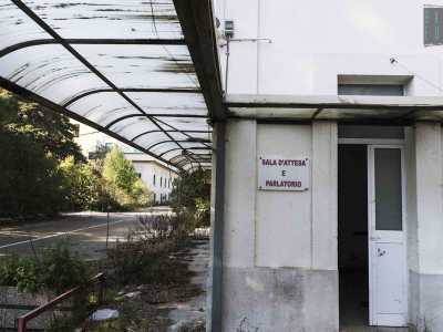 Gli ospiti poi si spostavano in uno stabile adiacente che fungeva da accettazione e sala d'attesa, poco prima di essere smistati negli ambulatori pi� adatti alle loro esigenze
